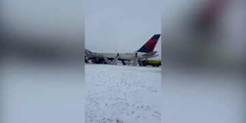 Delta vlucht afgebroken op besneeuwde startbaan, vier gewonden.