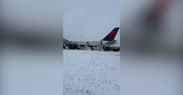Delta vlucht afgebroken op besneeuwde startbaan, vier gewonden.