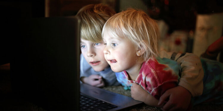 Bescherm kinderen tegen gerichte reclame online: Commissie krijgt verzoek.