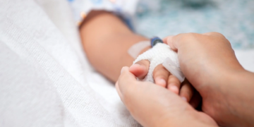 Tiener in ziekenhuis na alcohol en energiedrank – Vader gearresteerd