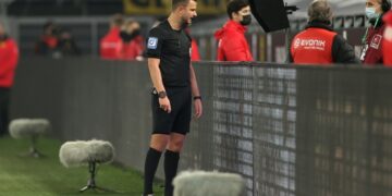 Scheidsrechters leggen VAR-beslissingen uit op het veld