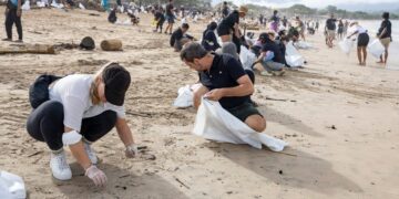 Plastic tsunami op Balinese stranden – Grote opruimactie