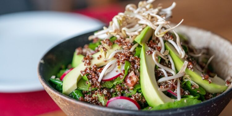 Voedselveiligheidsexpert vermijdt bacterierijke groente: dit eet hij nooit