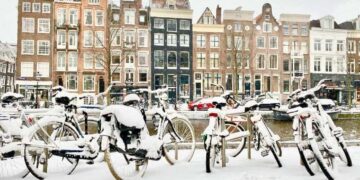 Zware windstoten en zachtere temperaturen domineren begin van de week