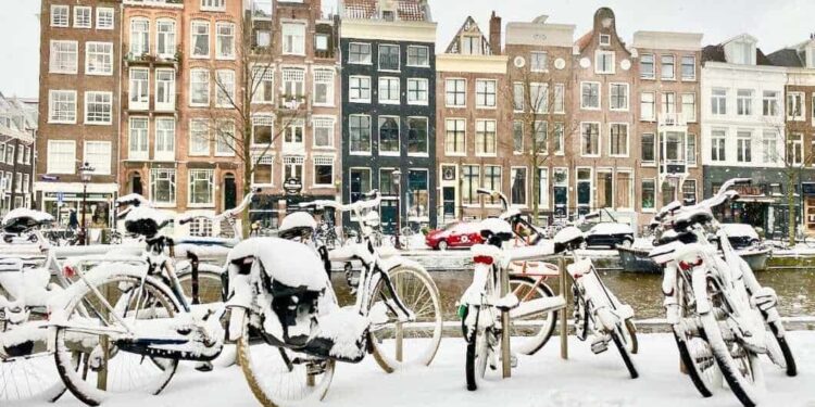 Zware windstoten en zachtere temperaturen domineren begin van de week