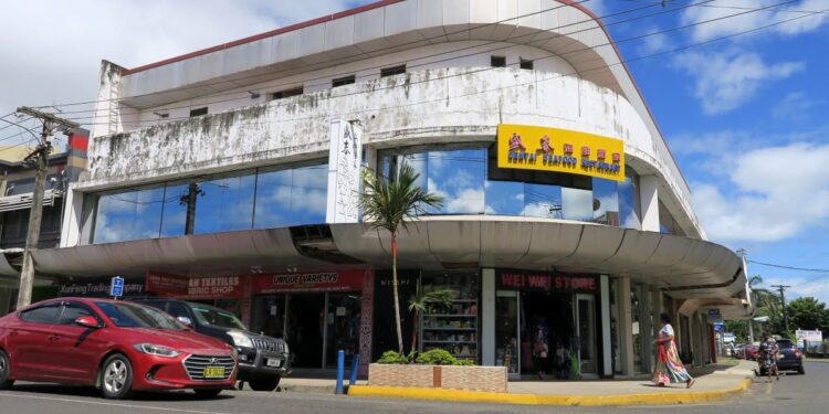 Vliegtuigbemanning verkracht en beroofd in Fiji op Nieuwjaarsdag.