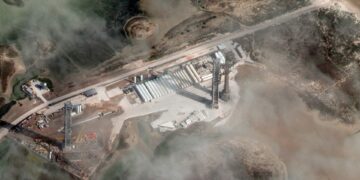 Commerciële vluchten omgeleid door ruimteschippuin van Musk