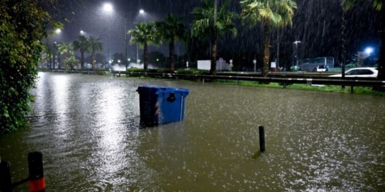 Veiligheidstips na contact met rioolwater in overstroomd Poseidon