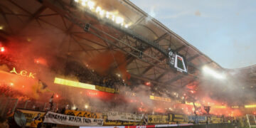 AEK neemt het op tegen Panaitolikos in Opap Arena met fanatieke steun.