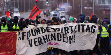 Massaal antifascistisch protest bij ontmoeting AfD met duizenden demonstranten.