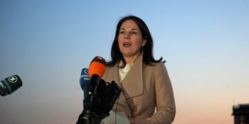 Al-Julani en Burbock schudden elkaar de hand na bijeenkomst.