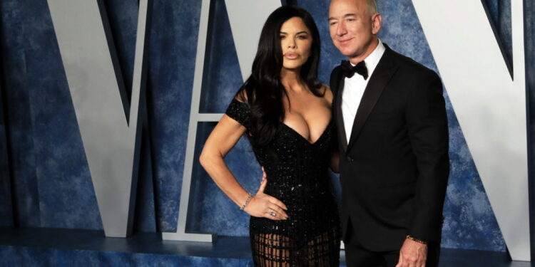 Jeff Bezos en zijn verloofde: Zonnebaden op luxe jacht tijdens douanecontrole