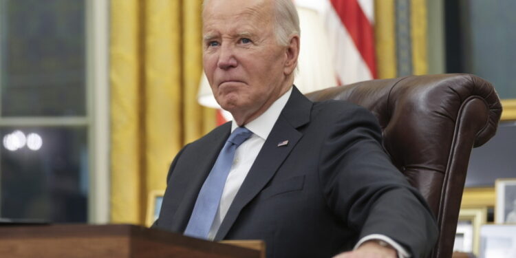 Biden: ‘Tegenstanders verzwakt, verdedigt buitenlands beleid’