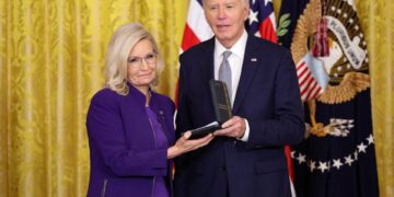 Biden eert Liz Cheney in de Verenigde Staten