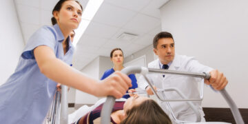 Wachtenden op bedden in “Gennimatas”: Strijd op de eerste hulp