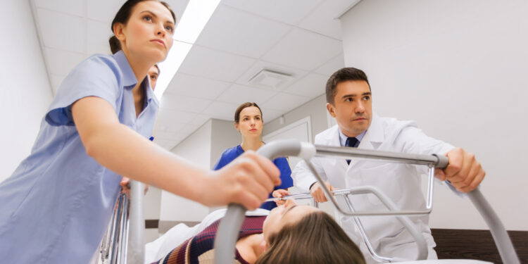 Wachtenden op bedden in “Gennimatas”: Strijd op de eerste hulp