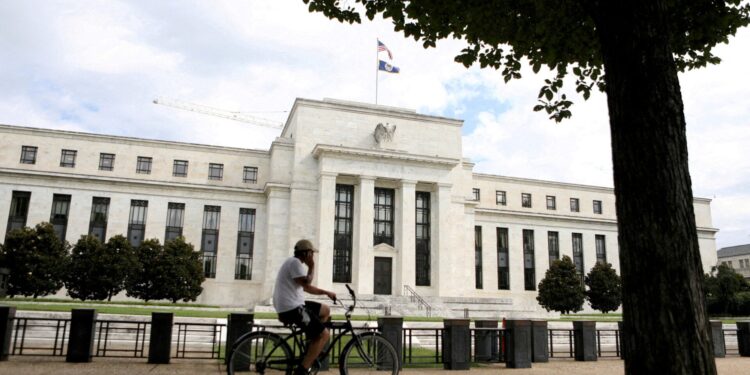 ‘Orkaan Trump scheidt Fed en ECB in economische storm’