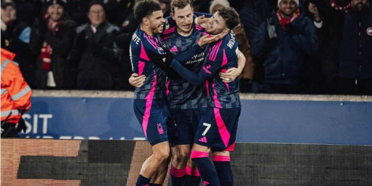 Nottingham verslaat Wolves met 3-0: op volle snelheid naar de overwinning!