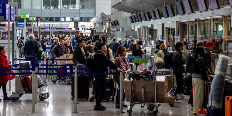 Chaos op Duitse luchthavens door slecht weer: honderden vluchten getroffen