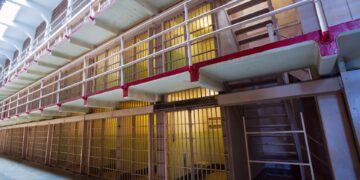 Dronken agent bevrijdt 13 gevangenen voor nieuwjaarsfeest