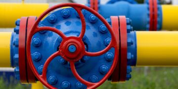 Europa bevriest terwijl aardgas vliegt: klimaatverandering in een notendop.