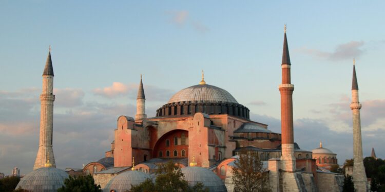 Ontdekking van ondergrondse tunnels in de Hagia Sophia