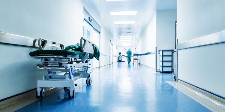 Aartsbisschop Anastasios in kritieke toestand: Pierrakakis op de hoogte gesteld