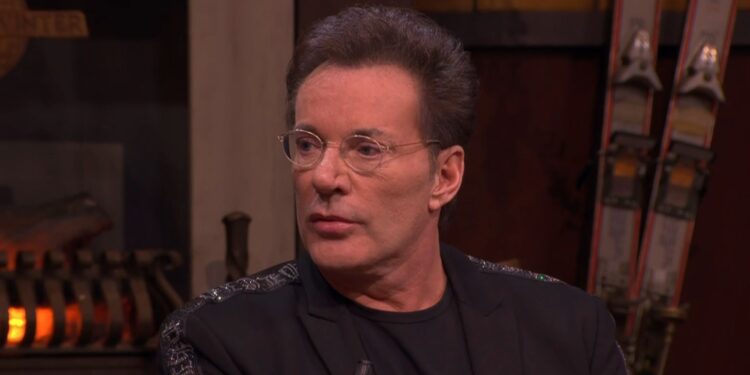 Gerard Joling deelt sappige roddels over Gordon met anderen.