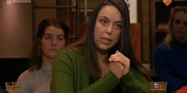 Gast verlaat boos Bar Laat na weigering om verhaal over vermoorde familie te delen.