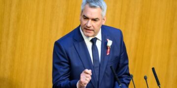 Bondskanselier Karl Neuhammer kondigt aftreden aan.