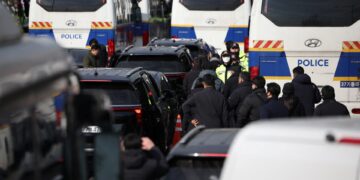 Aanhangers afgezette president Zuid-Korea verhinderen arrestatie, politieke chaos