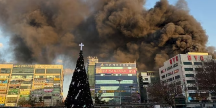 Zware brand verwoest acht verdiepingen hoog gebouw in Seongnam