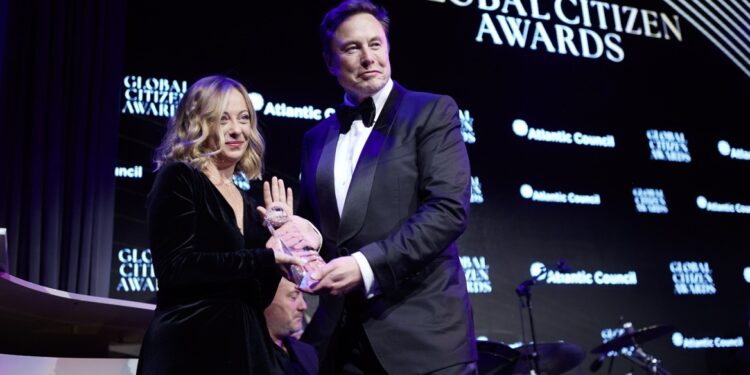 Meloni kritisch over gunsten aan vrienden via SpaceX