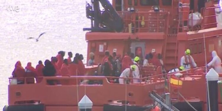 Baby geboren op migrantenboot op Canarische Eilanden gezond verklaard door dokter.