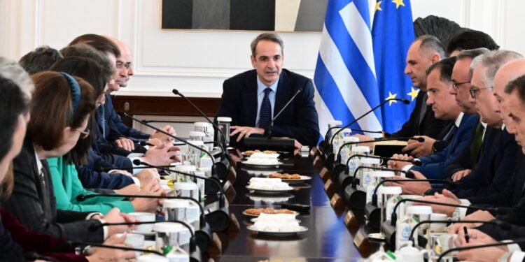 Raad van Ministers onder leiding van Mitsotakis bespreekt kwesties