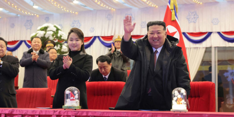 Kim Jong Un en dochter bij nieuwjaarsviering – Video bekijken