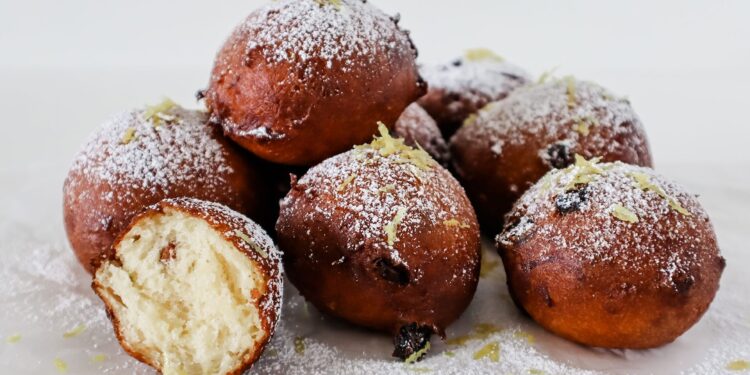 Fabriek in Sneek produceert 30.000 oliebollen per uur voor feestdagen