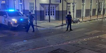 Auto ramt menigte na tijdverandering – 1 dode