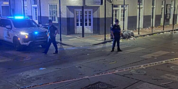 Auto ramt menigte na tijdverandering – 1 dode