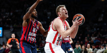 Olympiacos ontsnapt in verlenging en blijft bovenaan staan