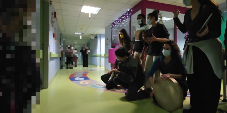 Feestelijke avond vol kerstliederen en sprookjes voor ziekenhuiskinderen