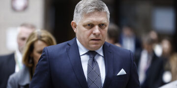 Oekraïense supporters protesteren tegen premier Fico in Bratislava