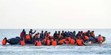 Recordaantal migranten steekt Kanaal over naar VK in 2024