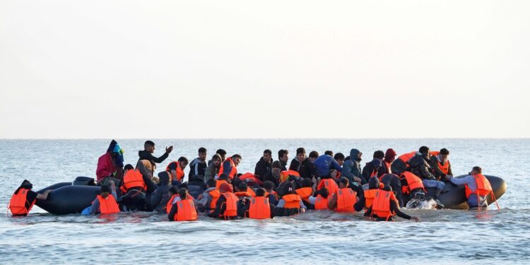 Recordaantal migranten steekt Kanaal over naar VK in 2024