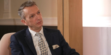 Risico op economische ‘doom loop’ bij voortdurende bezuinigingen, waarschuwt ex-Bank of England econoom