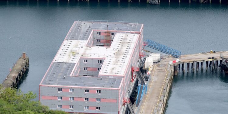 Overheid zegt contract op voor omstreden asielboot Bibby Stockholm