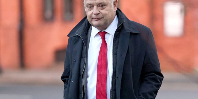 Labour MP bekent schuld aan mishandeling na vuistslag.