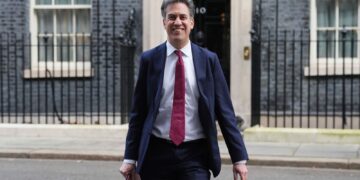 Heathrow-uitbreiding afhankelijk van klimaatdoelstellingen, zegt Ed Miliband