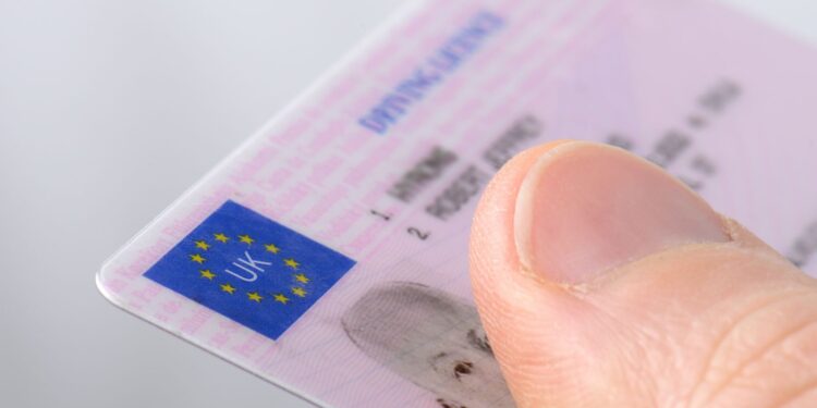 Overheid neemt maatregelen tegen uitkeringsfraude met bankrekeningcontroles en rijverboden.