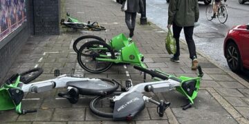 Probleem van achtergelaten e-bikes voor mensen met mobiliteitsproblemen